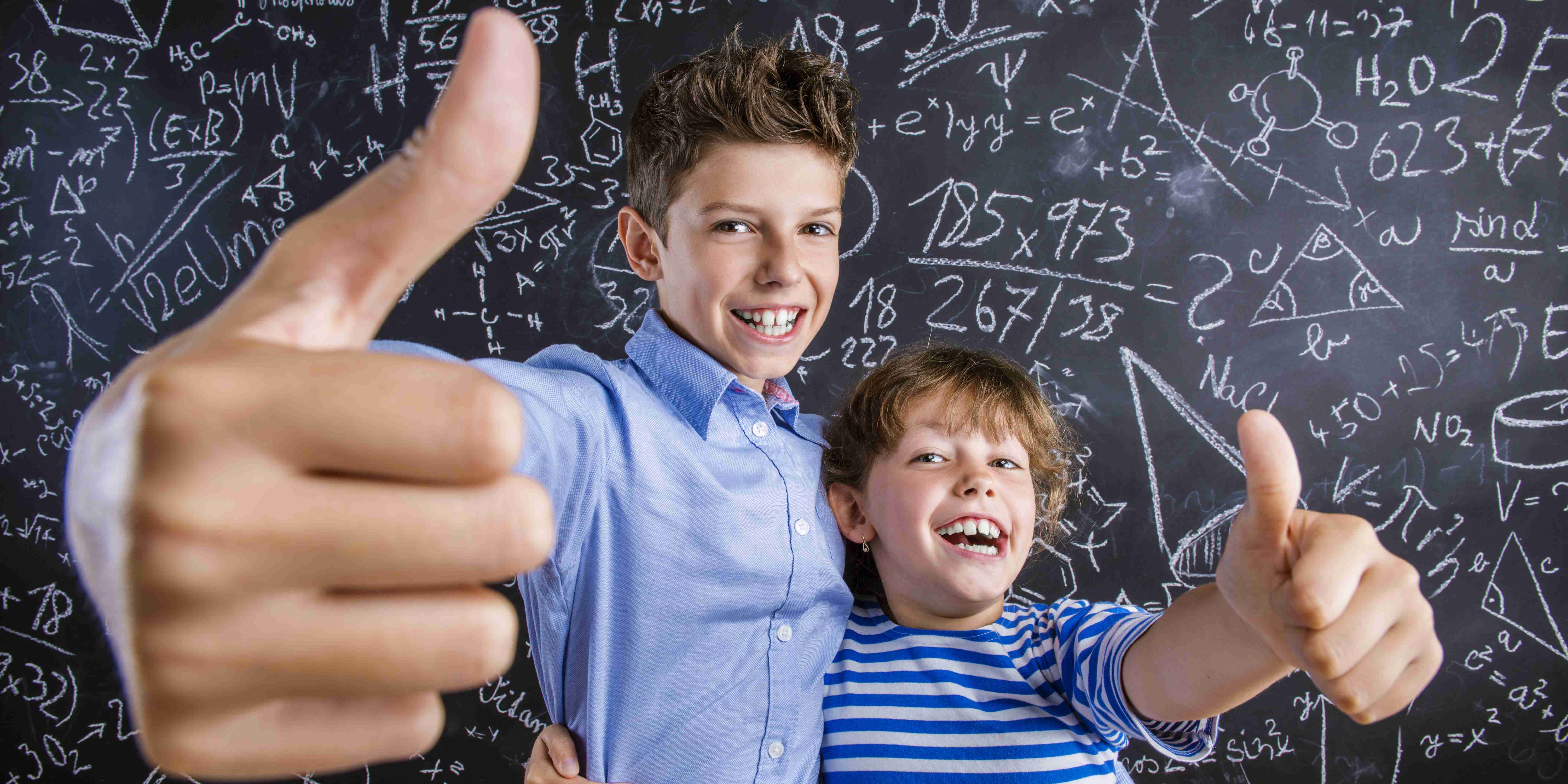 Zwei Kinder zeigen den Daumen hoch beim Kognifit Lernworkshop